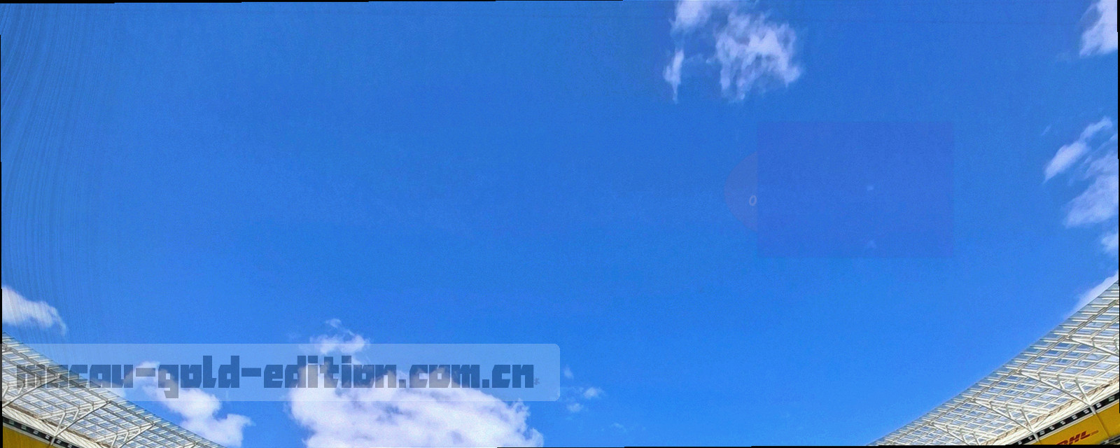 极简澳门城市剪影与金色水平线叠加，作为功能分区索引的宽幅视觉